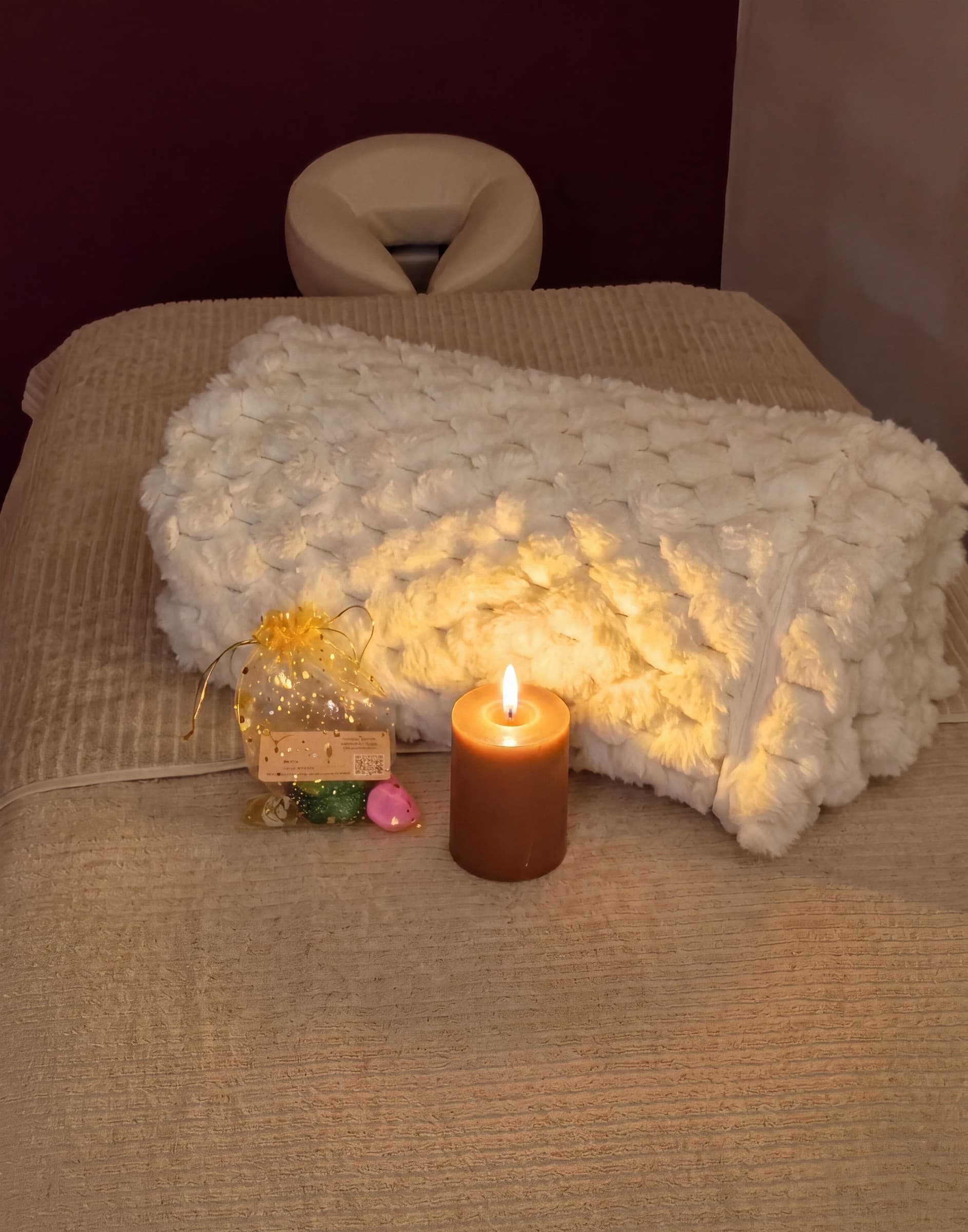 Table de massage chauffante et bougie dans la cabine de Bordeaux